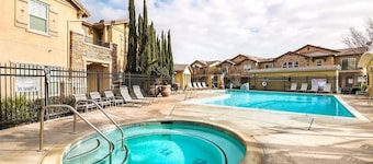 LePark YELLOW with Pool & Spa Next to Downtown Golden One Airport