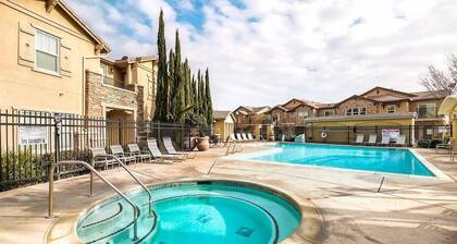 LePark YELLOW with Pool & Spa Next to Downtown Golden One Airport