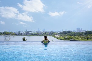 室外游泳池，開放時間為 07:30 至 21:30，提供泳池遮陽傘和日光浴躺椅