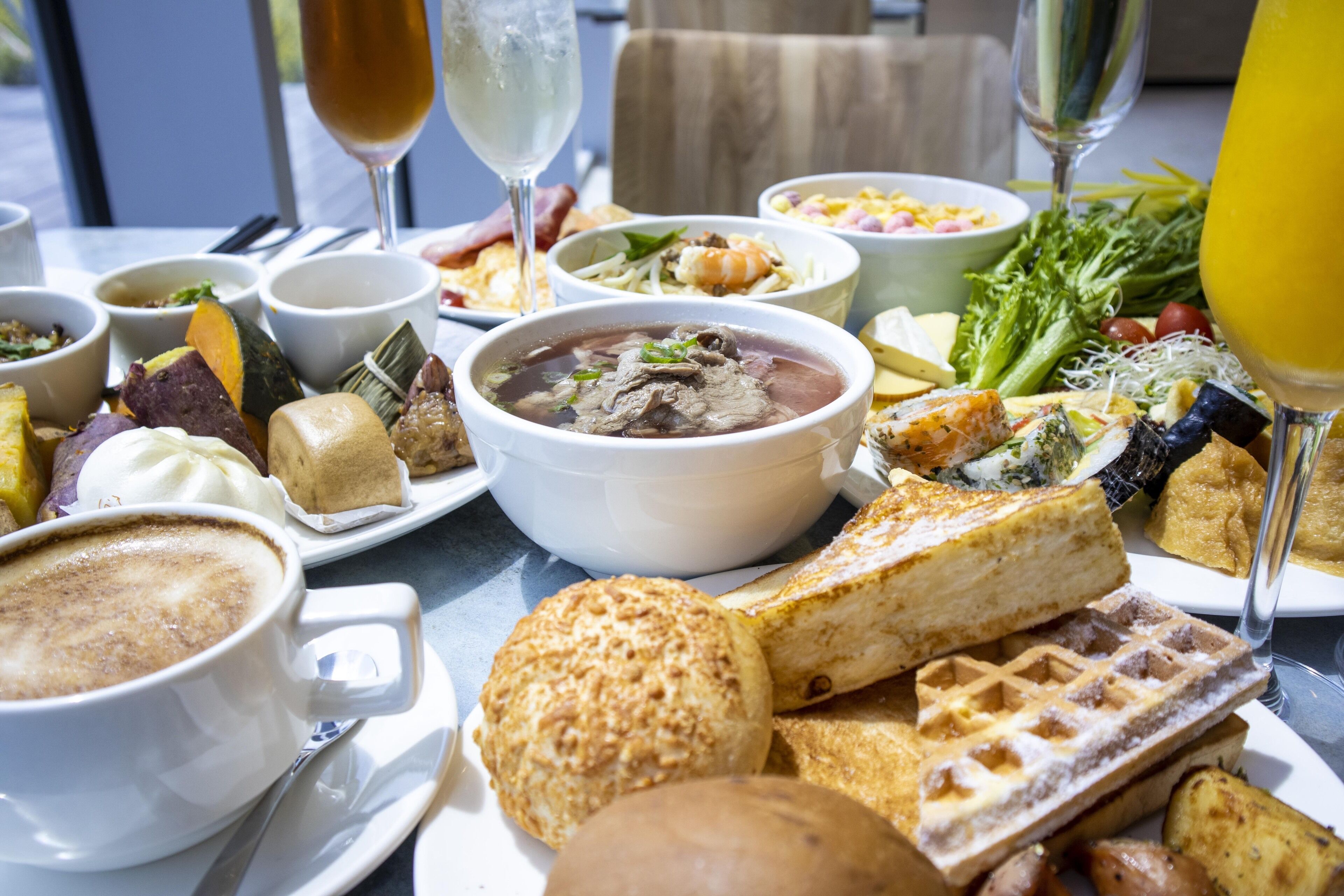 2 restaurants, breakfast served