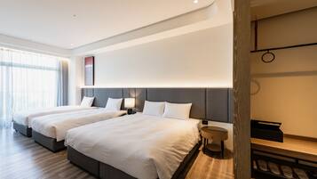 Deluxe kamer, 1 slaapkamer | Hypoallergeen beddengoed, donsdekens, een kluis op de kamer