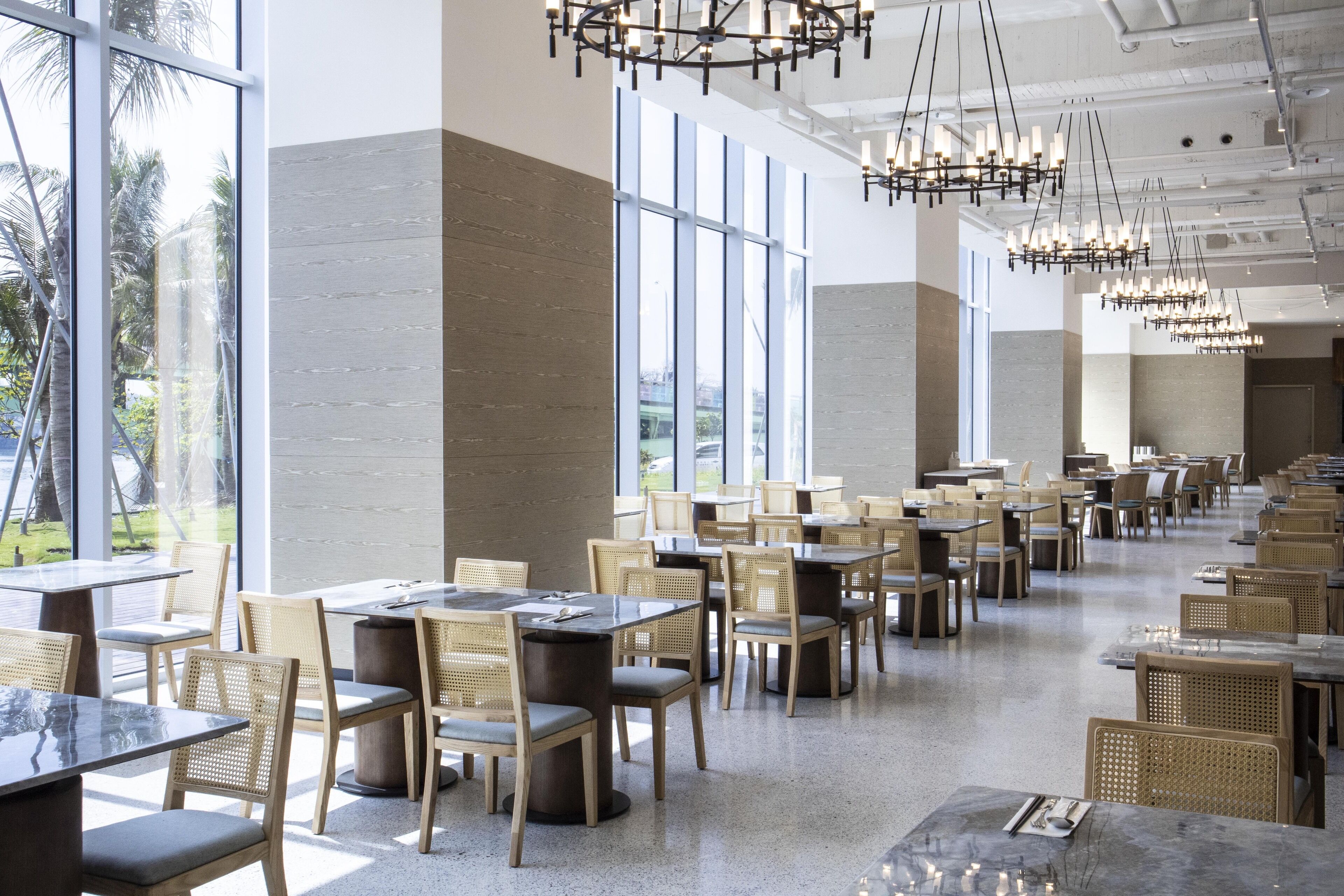 2 restaurants, breakfast served