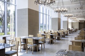 2 間餐廳，供應早餐