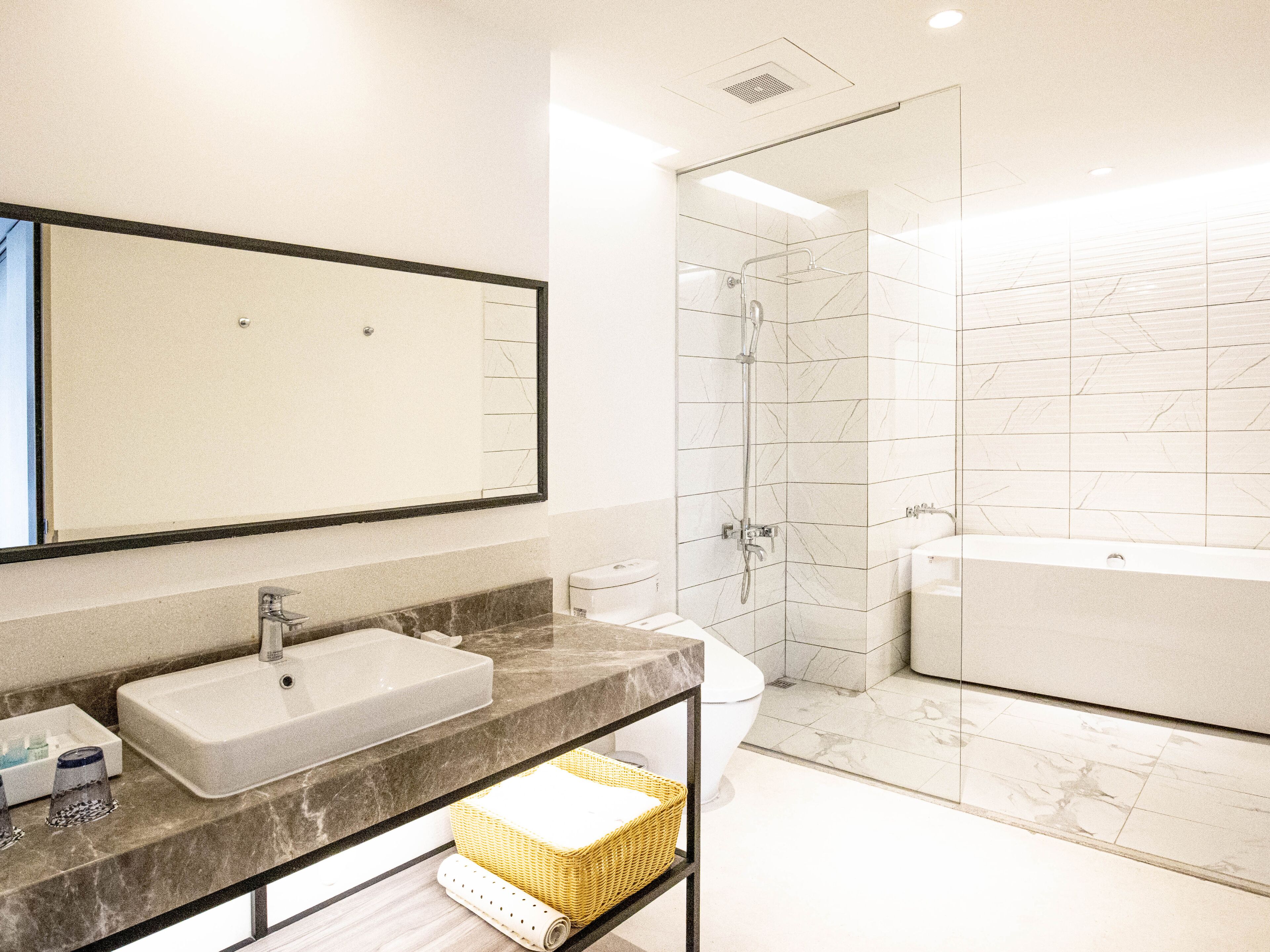 deluxe suite, 2 bedrooms | bathroom | hair dryer, bidet, towels, shampoo