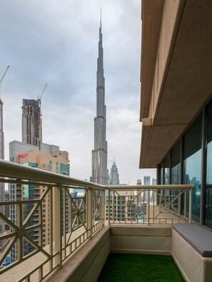 Property grounds - Luxury 2BR|Burj Khalifa Fountain View w/ Pool, Gym, and Near Dubai Mall (Downtown)