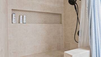 淋浴设施、吹风机、毛巾、肥皂