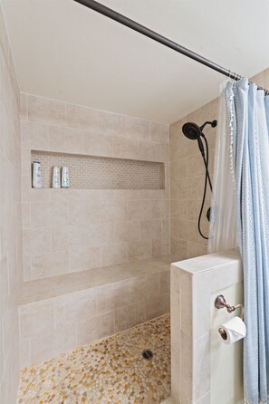 Dusj, hårføner, håndklær og såpe