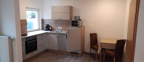 Køleskab, mikrobølgeovn, ovn, kogeplade