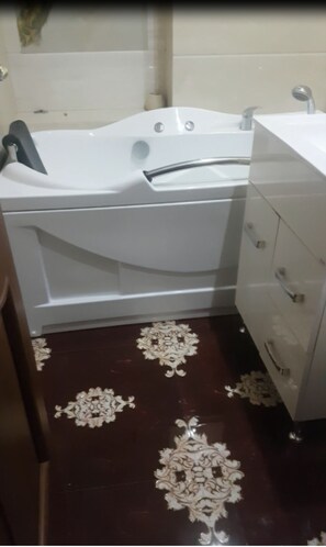Combined shower/bathtub