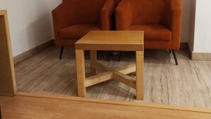تلفزيون ذكي بحجم 21-بوصة يعرض قنوات فضائية، تلفزيون