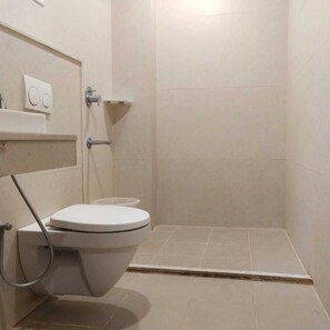 Ensemble douche/baignoire, articles de toilette gratuits, peignoirs