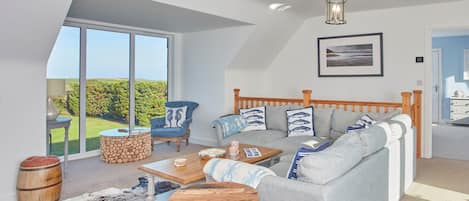 Smart-TV, peis, DVD-spiller og stereoanlegg