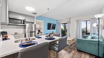 Refrigerador, microondas, lavavajillas, cafetera/tetera