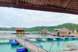 Eine schwimmende Konstruktion mit mehreren Plattformen und Booten, verbunden durch Holzstege.