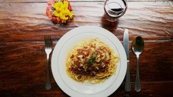 Comida y bebida
