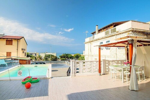 Casa Beleda B: A welcoming apartment situated at a short distance from the beach, with Free WI-FI.