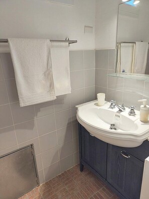 Shower, towels