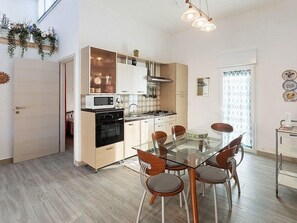 Kühlschrank, Mikrowelle, Herdplatte, Wasserkocher mit Kaffee-/Teezubehör