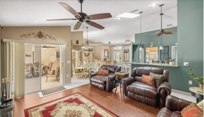 Älytelevisio, takka, DVD-soitin, stereot