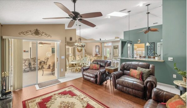 Smart TV, fireplace, DVD player, stereo - “La Casa Bella” - Your Home away from Home!
PERFECT FOR SNOWBIRDS AND FAMILIES (Inverness)