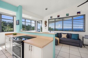 Refrigerador, microondas, cafetera y tetera y tostadora 