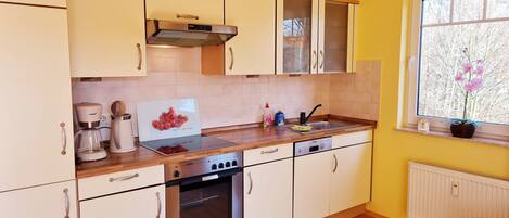 Køleskab, ovn, opvaskemaskine, kaffe-/temaskine