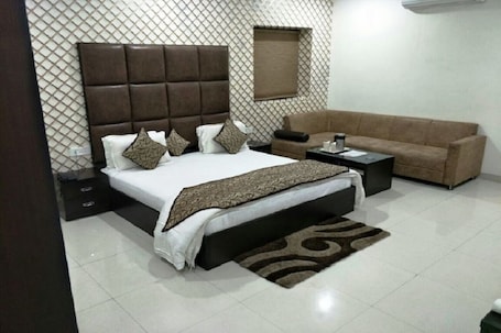 Ropa de cama de alta calidad, cubrecamas y minibar