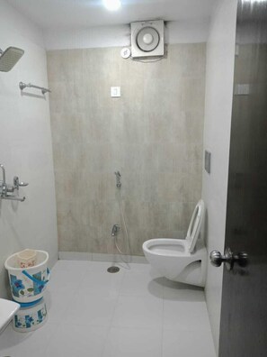 Articles de toilette gratuits, peignoirs, serviettes fournies, savon