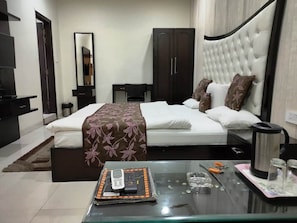 Quarto casal superior, 1 cama de casal, vista para a cidade | Roupas de cama premium, edredons de pluma, frigobar