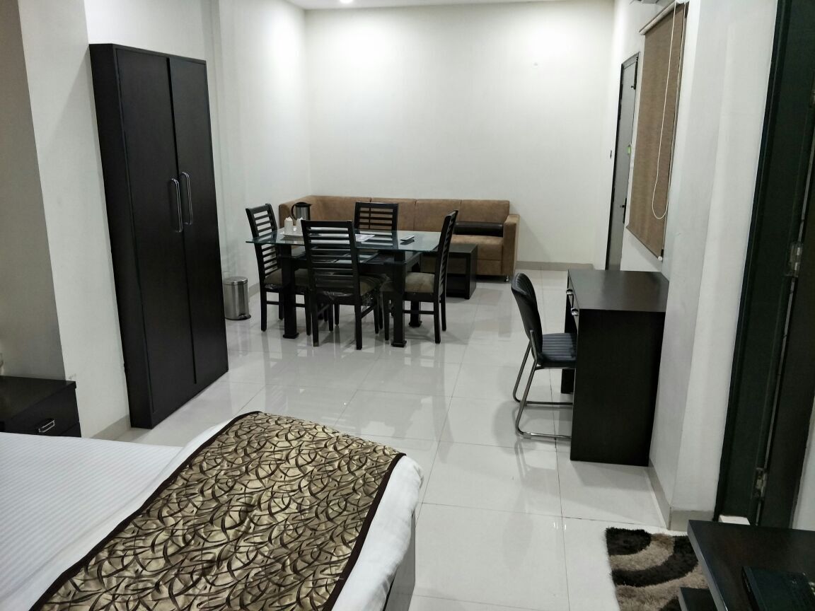 Superior Double Room, 1 Katil Kelamin (Double), City View | Ruang tamu | 32 inci televisyen LCD dengan kabel, TV 