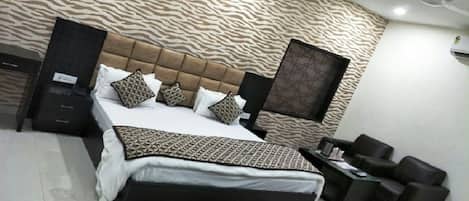 Ropa de cama de alta calidad, cubrecamas y minibar