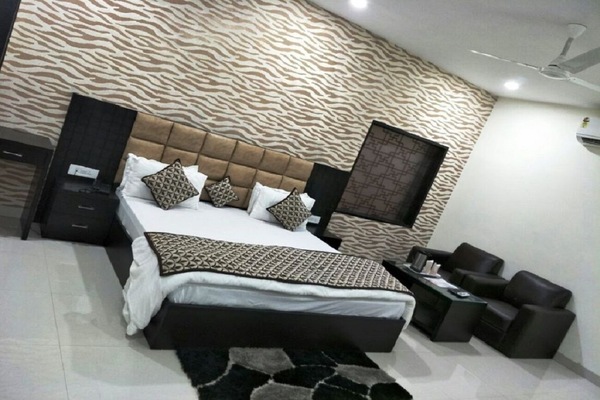 Premium bedding, down comforters, minibar, desk