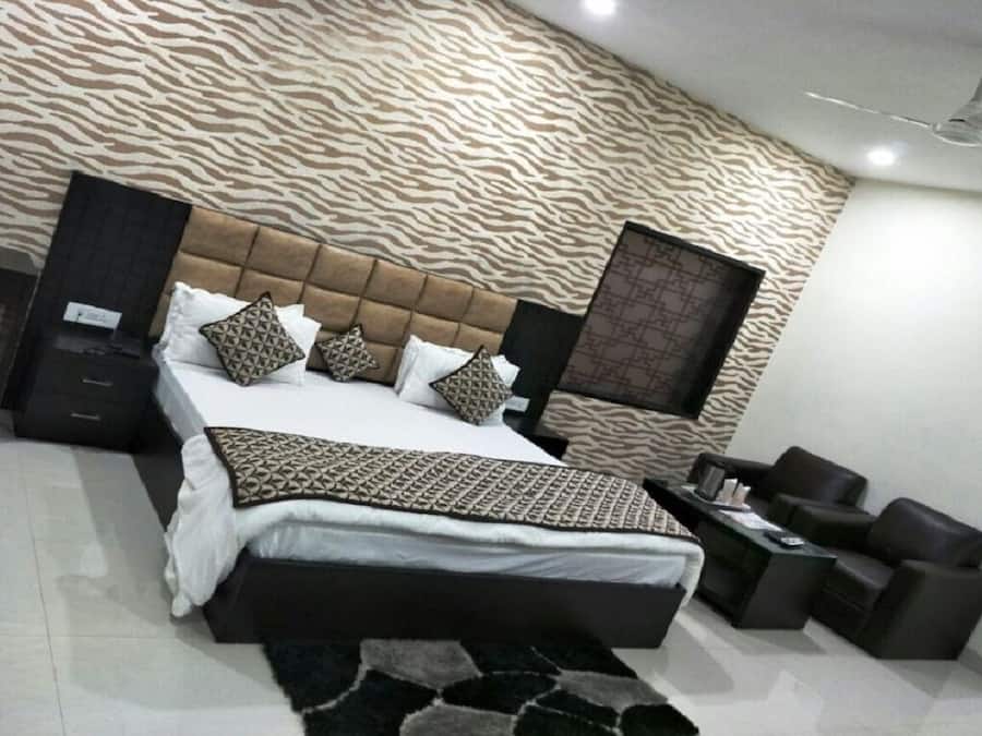 Premium bedding, down comforters, minibar, desk