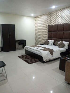 Roupas de cama premium, edredons de pluma, frigobar