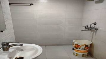 Executive Double Room, 1 Bedroom, City View | Bathroom | Free toiletries, bathrobes, towels, soap