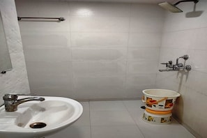 Quarto casal executivo, 1 quarto, vista para a cidade | Banheiro | Produtos de toalete grátis, roupões de banho, toalhas de banho, sabonete