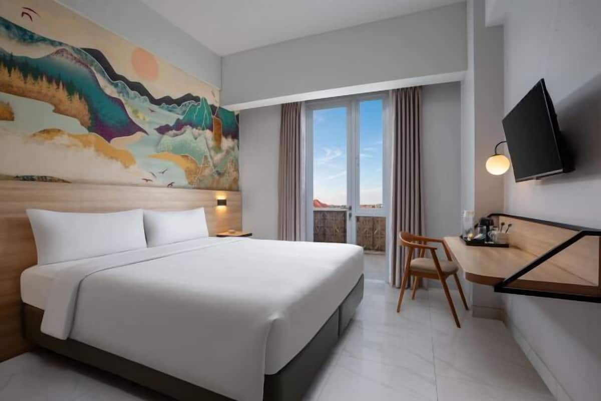 Premium bedding, in-room safe, desk, iron/ironing board