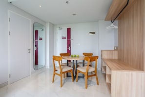 Junior Suite | Living area | Smart TV, Netflix, streaming services - Favehotel Pamanukan (Pamanukan)