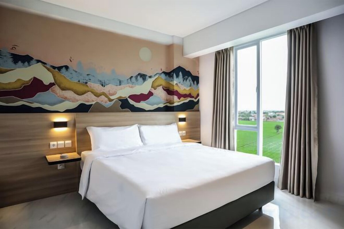 Premium bedding, in-room safe, desk, iron/ironing board (on request)