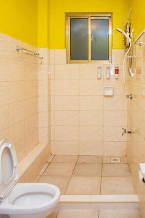 Standaard appartement | Badkamer | Een douche, een regendouche, gratis toiletartikelen, handdoeken
