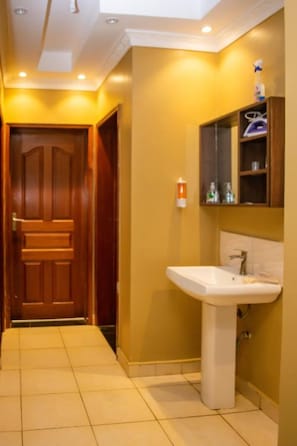 Departamento estándar | Baño | Regadera, regadera tipo lluvia, amenidades de baño gratuitas, toallas