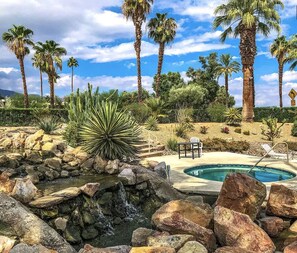 Utendørsbasseng og et oppvarmet basseng