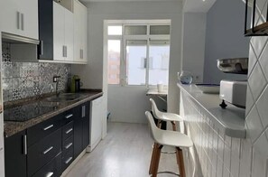 Køleskab, mikrobølgeovn, kogeplade, opvaskemaskine