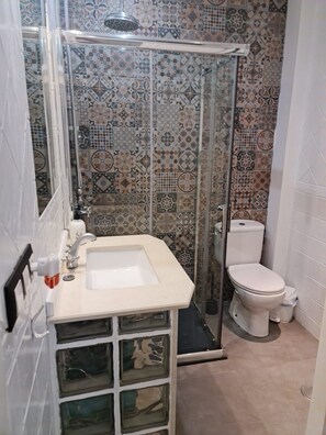 Douche, sèche-cheveux, serviettes fournies, savon