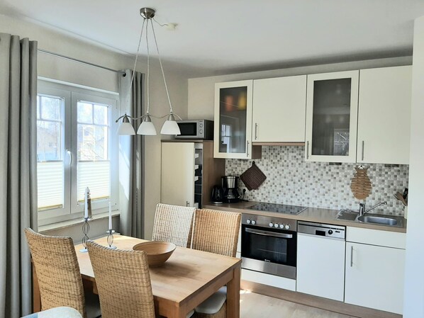 Kühlschrank, Mikrowelle, Ofen, Geschirrspüler