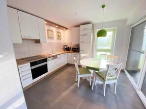 Kühlschrank, Mikrowelle, Ofen, Geschirrspüler