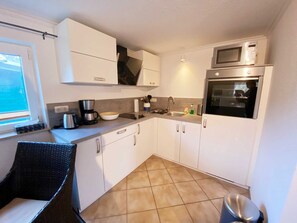 Réfrigérateur, micro-ondes, four, cafetière/bouilloire