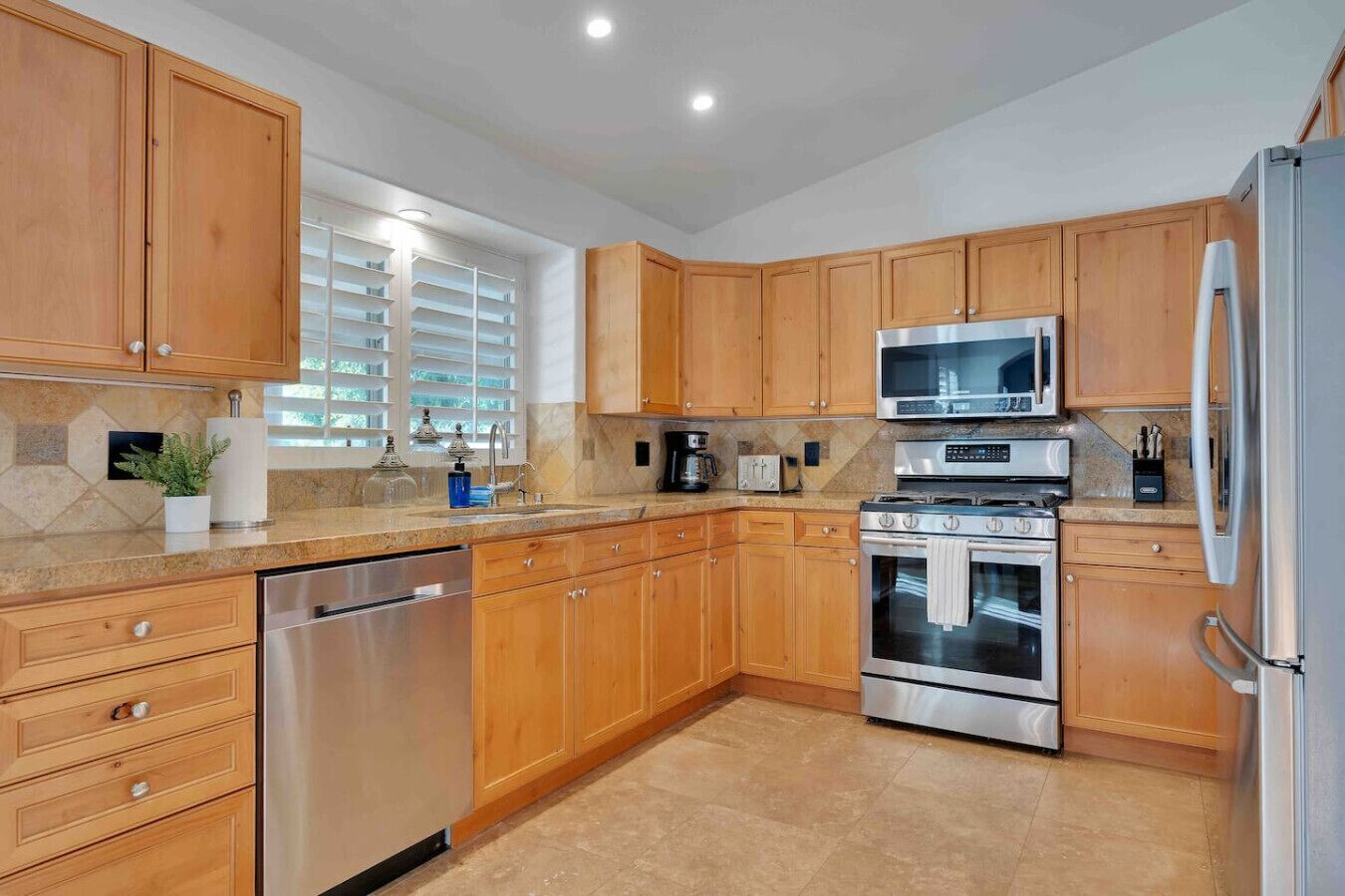 雪櫃、微波爐、焗爐、爐具