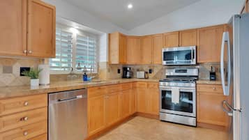 冰箱、微波炉、烤箱、炉灶