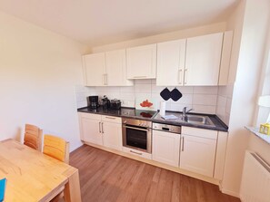 Kühlschrank, Ofen, Geschirrspüler, Wasserkocher mit Kaffee-/Teezubehör